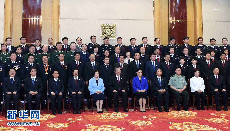 8月7日，中共中央政治局常委、全國政協主席、中央代表團團長俞正聲率代表團部分成員分別赴內蒙古軍區、武警內蒙古總隊、武警內蒙古森林總隊慰問，并會見自治區政法干警代表。這是俞正聲會見自治區政法干警代表并合影。新華社記者 張領 攝