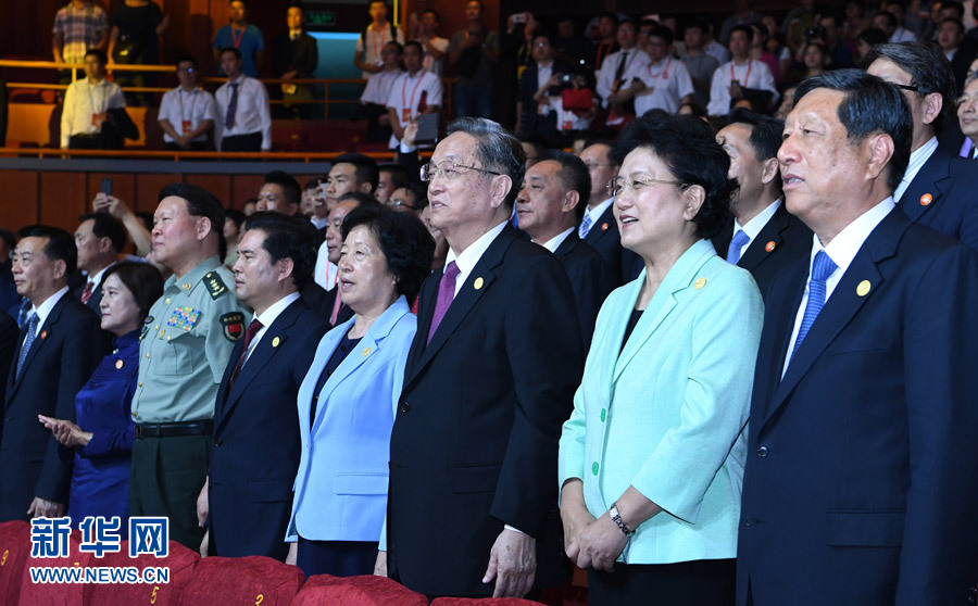 8月7日,慶祝內蒙古自治區成立70周年文藝晚會《贊歌》在內蒙古烏蘭恰特大劇院舉行。中共中央政治局常委、全國政協主席、中央代表團團長俞正聲和各族各界干部群眾等共約1300人觀看演出。新華社記者 張領 攝 8月7日,慶祝內蒙古自治區成立70周年文藝晚會《贊歌》在內蒙古烏蘭恰特大劇院舉行。中共中央政治局常委、全國政協主席、中央代表團團長俞正聲和各族各界干部群眾等共約1300人觀看演出。新華社記者 張領 攝
