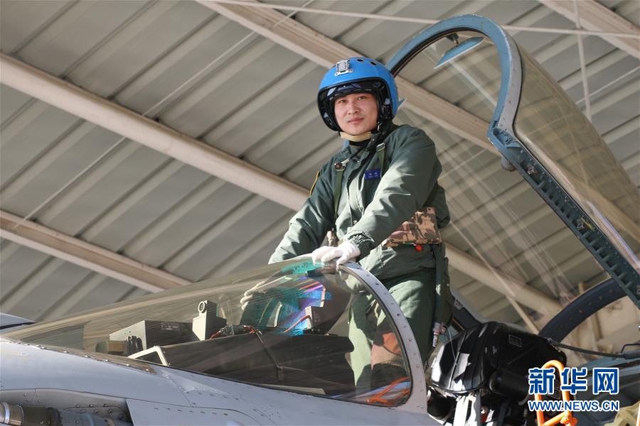 （建軍90周年&middot;英雄&middot;圖文互動）（1）聽，渤海灣有風吹過來&mdash;&mdash;追記海軍某艦載航空兵部隊一級飛行員張超