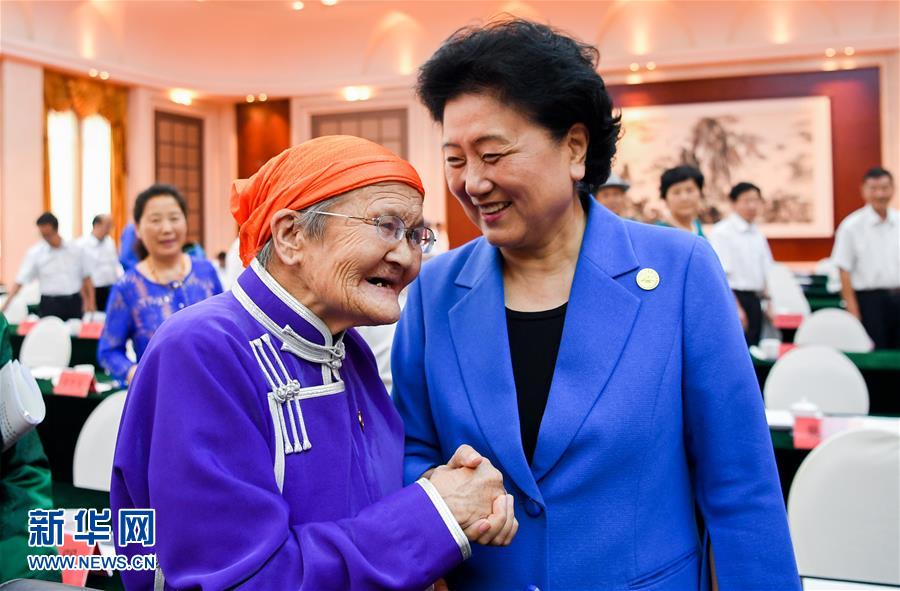 8月11日，中共中央政治局委員、國務(wù)院副總理、中央代表團副團長劉延東率中央代表團二分團，看望慰問烏蘭察布各族干部群眾，轉(zhuǎn)達以習近平同志為核心的黨中央的親切關(guān)懷和全國人民的美好祝愿。這是劉延東在出席烏蘭察布市慶祝內(nèi)蒙古自治區(qū)成立70周年座談會后，與&ldquo;草原母親&rdquo;都貴瑪親切交談。新華社記者 連振 攝