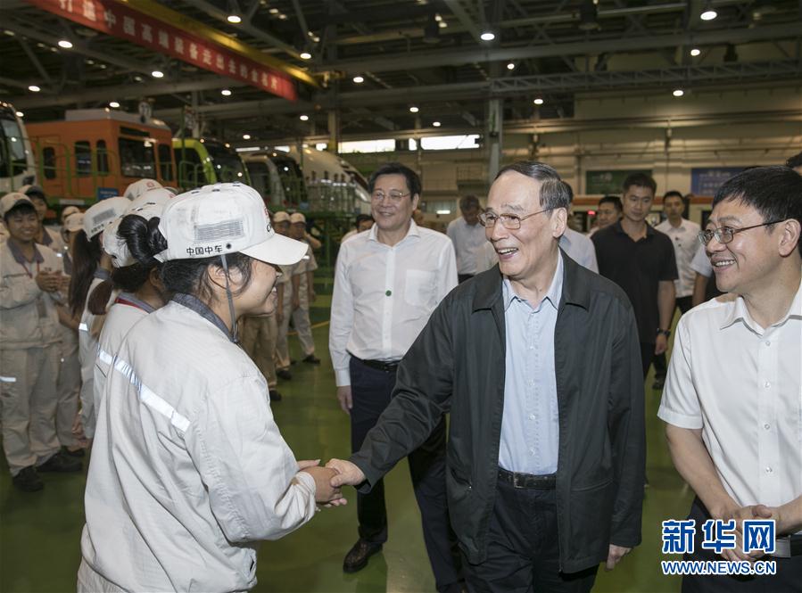 9月3日至5日,中共中央政治局常委、中央紀委書記、中央巡視工作領導小組組長王岐山在湖南省調研并主持召開巡察工作座談會。這是9月4日,王岐山到中國中車株洲電力機車有限公司考察。新華社記者 王曄 攝
9月3日至5日,中共中央政治局常委、中央紀委書記、中央巡視工作領導小組組長王岐山在湖南省調研并主持召開巡察工作座談會。這是9月4日,王岐山到中國中車株洲電力機車有限公司考察。新華社記者 王曄 攝