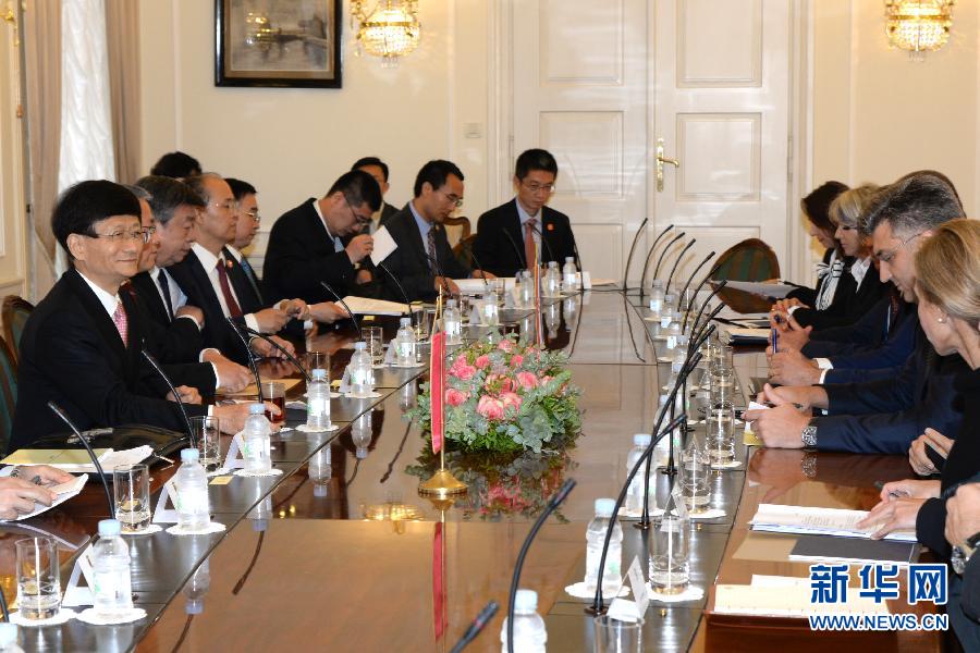 9月12日,克羅地亞總理普連科維奇(右二)在首都薩格勒布會(huì)見到訪的習(xí)近平主席特使、中共中央政治局委員、中央政法委書記孟建柱(左一)。新華社記者高磊攝 9月12日,克羅地亞總理普連科維奇(右二)在首都薩格勒布會(huì)見到訪的習(xí)近平主席特使、中共中央政治局委員、中央政法委書記孟建柱(左一)。新華社記者高磊攝