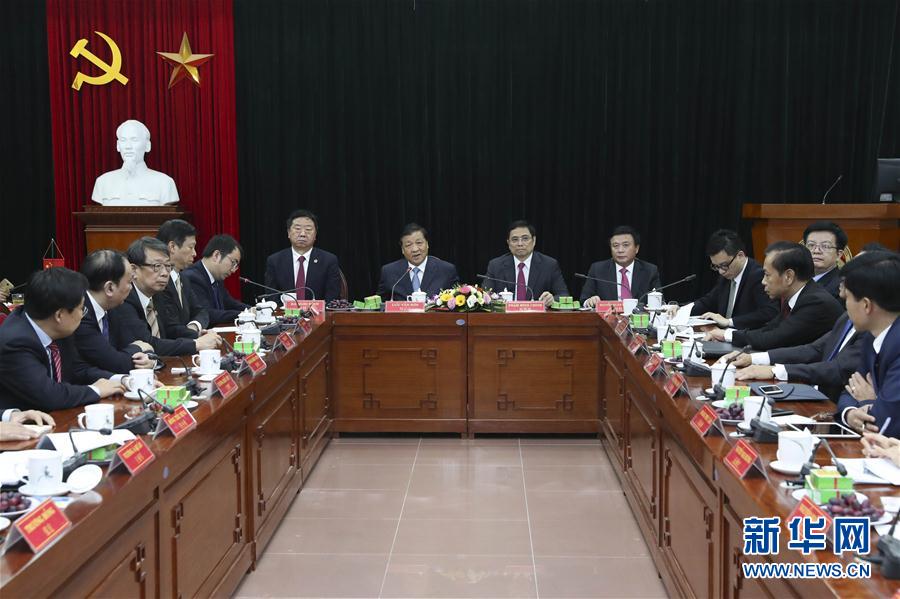 應(yīng)越南共產(chǎn)黨邀請，中共中央政治局常委、中央書記處書記劉云山9月18日至19日對越南進(jìn)行正式訪問。這是9月19日，劉云山在越共中央政治局委員范明政陪同下考察胡志明國家政治學(xué)院，并與曾赴華考察交流的越方學(xué)員代表進(jìn)行座談。 新華社記者龐興雷 攝