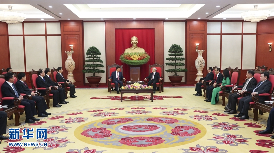 應(yīng)越南共產(chǎn)黨邀請，中共中央政治局常委、中央書記處書記劉云山9月18日至19日對越南進(jìn)行正式訪問。這是9月18日，劉云山在河內(nèi)會見越共中央總書記阮富仲。 新華社記者 龐興雷 攝