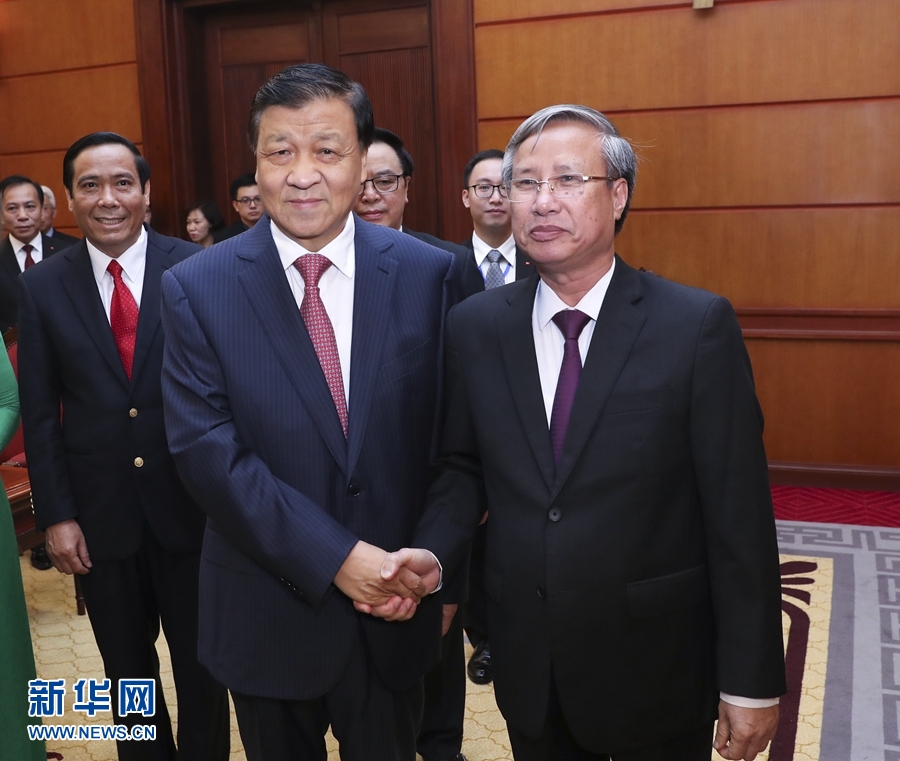 應(yīng)越南共產(chǎn)黨邀請，中共中央政治局常委、中央書記處書記劉云山9月18日至19日對越南進(jìn)行正式訪問。這是9月18日，劉云山在河內(nèi)與越共中央政治局委員陳國旺舉行會談。 新華社記者 龐興雷 攝