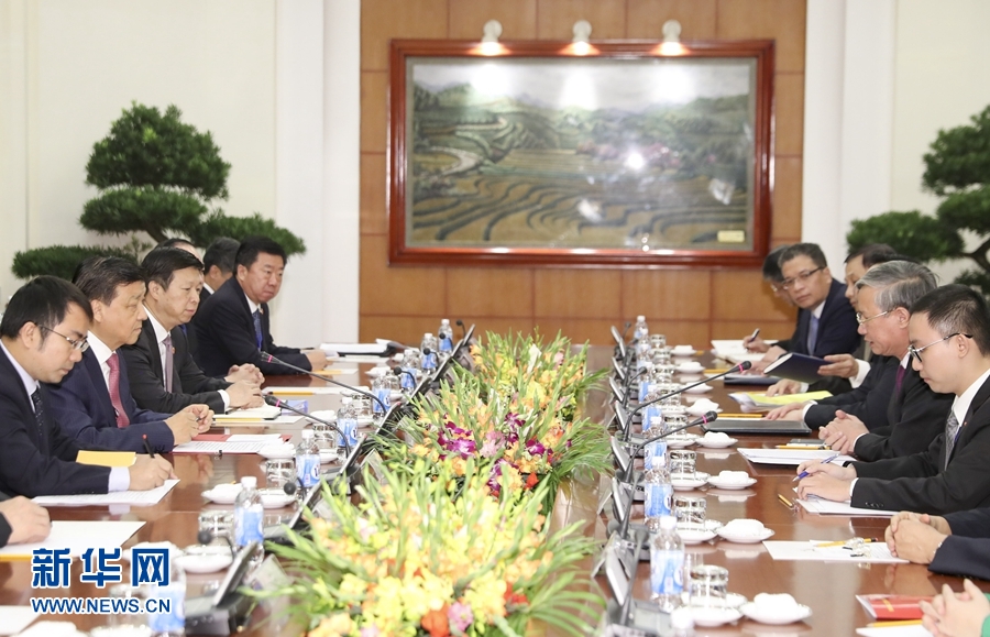 應(yīng)越南共產(chǎn)黨邀請，中共中央政治局常委、中央書記處書記劉云山9月18日至19日對越南進(jìn)行正式訪問。這是9月18日，劉云山在河內(nèi)與越共中央政治局委員陳國旺舉行會談。 新華社記者 丁林 攝