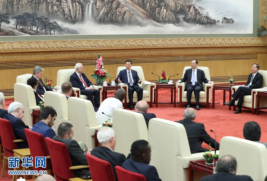 9月21日,中共中央政治局常委、國務(wù)院副總理張高麗在北京人民大會堂會見來華參加2017“一帶一路”媒體合作論壇的外方代表并回答大家關(guān)心的問題。新華社記者王曄攝 9月21日,中共中央政治局常委、國務(wù)院副總理張高麗在北京人民大會堂會見來華參加2017“一帶一路”媒體合作論壇的外方代表并回答大家關(guān)心的問題。新華社記者王曄攝