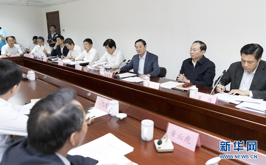 9月22日,中共中央政治局委員、中央書(shū)記處書(shū)記、中宣部部長(zhǎng)劉奇葆在北京調(diào)研京劇像音像工程情況。這是劉奇葆與有關(guān)方面負(fù)責(zé)同志座談交流。新華社記者 丁海濤 攝 9月22日,中共中央政治局委員、中央書(shū)記處書(shū)記、中宣部部長(zhǎng)劉奇葆在北京調(diào)研京劇像音像工程情況。這是劉奇葆與有關(guān)方面負(fù)責(zé)同志座談交流。新華社記者 丁海濤 攝