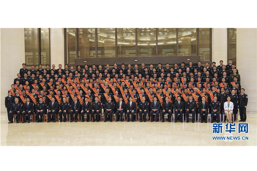 9月22日,“熱血鑄劍·丹心衛民”全國公安百佳刑警推選活動揭曉儀式在北京舉行。中共中央政治局委員、中央政法委書記孟建柱會見當選民警并觀看揭曉儀式。國務委員、公安部部長郭聲琨參加會見并觀看揭曉儀式。新華社記者 殷剛 攝 9月22日,“熱血鑄劍·丹心衛民”全國公安百佳刑警推選活動揭曉儀式在北京舉行。中共中央政治局委員、中央政法委書記孟建柱會見當選民警并觀看揭曉儀式。國務委員、公安部部長郭聲琨參加會見并觀看揭曉儀式。新華社記者 殷剛 攝