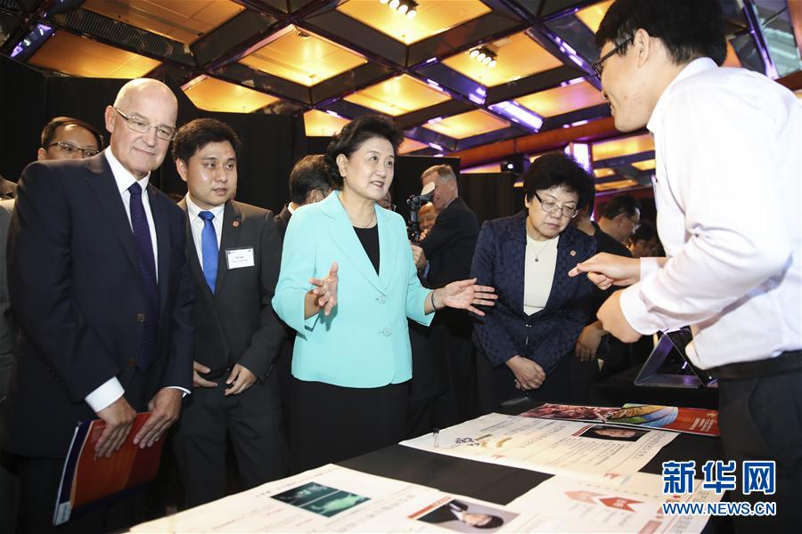 9月25日,在美國紐約,國務院副總理劉延東(中)在紐約大學校長漢密爾頓(前左一)的陪同下參觀中美兩國青年創客產品展示。國務院副總理劉延東25日在美國紐約大學出席中美創客峰會暨中美青年創客中心啟動儀式并講話。新華社記者 王迎 攝 9月25日,在美國紐約,國務院副總理劉延東(中)在紐約大學校長漢密爾頓(前左一)的陪同下參觀中美兩國青年創客產品展示。國務院副總理劉延東25日在美國紐約大學出席中美創客峰會暨中美青年創客中心啟動儀式并講話。新華社記者 王迎 攝