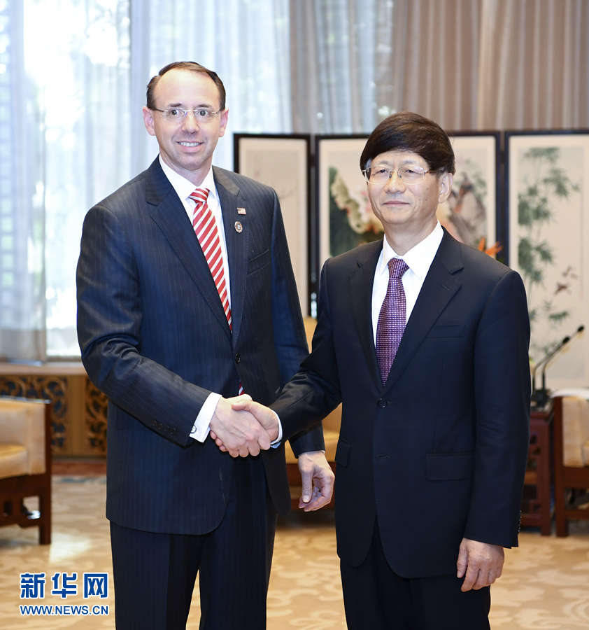 9月26日,中共中央政治局委員、中央政法委書記孟建柱在北京會見來華出席國際刑警組織第86屆全體大會的美國司法部常務(wù)副部長羅森斯坦。新華社記者 張領(lǐng) 攝 9月26日,中共中央政治局委員、中央政法委書記孟建柱在北京會見來華出席國際刑警組織第86屆全體大會的美國司法部常務(wù)副部長羅森斯坦。新華社記者 張領(lǐng) 攝