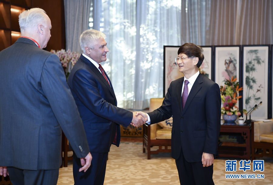 9月26日,中共中央政治局委員、中央政法委書記孟建柱在北京會見來華出席國際刑警組織第86屆全體大會的俄羅斯內(nèi)務(wù)部長科洛科利采夫(左二)和俄聯(lián)邦調(diào)查委員會主席巴斯特雷金(左一)。新華社記者 張領(lǐng) 攝 9月26日,中共中央政治局委員、中央政法委書記孟建柱在北京會見來華出席國際刑警組織第86屆全體大會的俄羅斯內(nèi)務(wù)部長科洛科利采夫(左二)和俄聯(lián)邦調(diào)查委員會主席巴斯特雷金(左一)。新華社記者 張領(lǐng) 攝