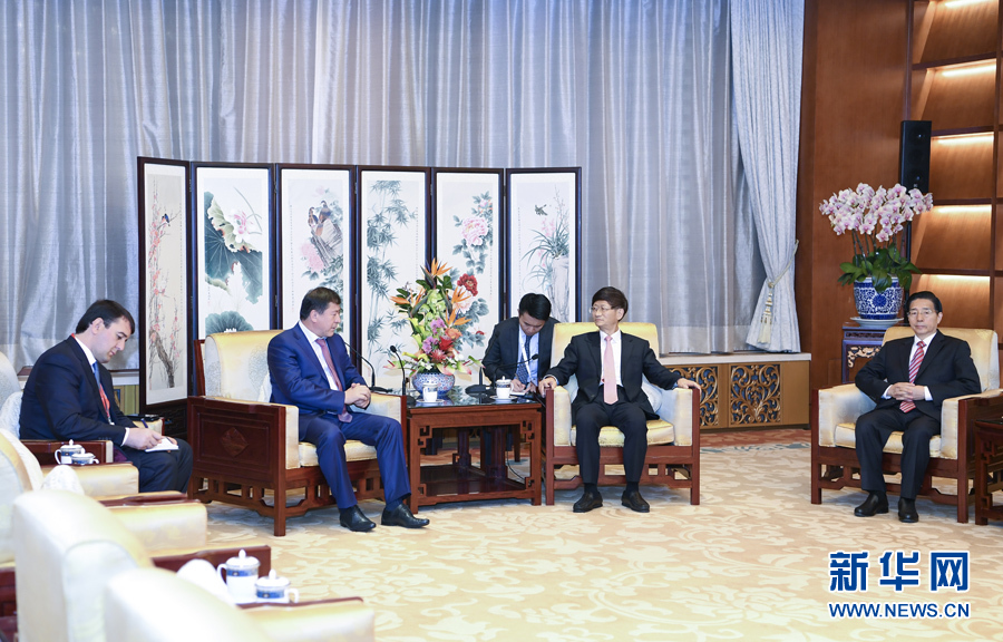 9月26日,中共中央政治局委員、中央政法委書記孟建柱在北京會見來華出席國際刑警組織第86屆全體大會的塔吉克斯坦內(nèi)務(wù)部長拉希姆佐達。國務(wù)委員、公安部部長郭聲琨參加有關(guān)會見。新華社記者 張領(lǐng) 攝 9月26日,中共中央政治局委員、中央政法委書記孟建柱在北京會見來華出席國際刑警組織第86屆全體大會的塔吉克斯坦內(nèi)務(wù)部長拉希姆佐達。國務(wù)委員、公安部部長郭聲琨參加有關(guān)會見。新華社記者 張領(lǐng) 攝