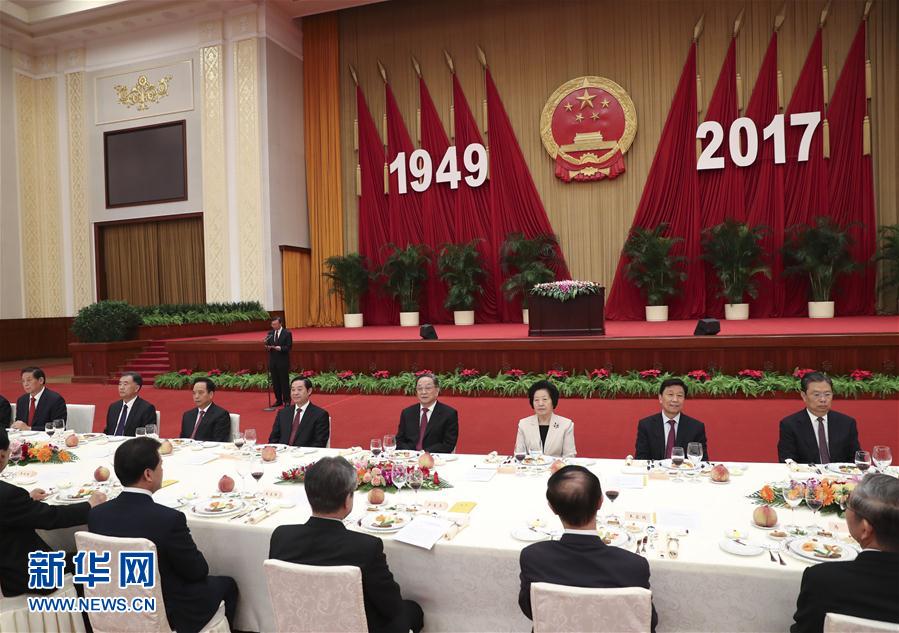 9月28日,全國政協(xié)辦公廳、中共中央統(tǒng)戰(zhàn)部、國務(wù)院僑辦、國務(wù)院港澳辦、國務(wù)院臺辦在北京人民大會堂聯(lián)合舉行國慶招待會。中共中央政治局常委、全國政協(xié)主席俞正聲與2800多名港澳臺僑各界代表歡聚一堂,慶祝中華人民共和國成立68周年。這是俞正聲在招待會上致辭。新華社記者 龐興雷 攝 9月28日,全國政協(xié)辦公廳、中共中央統(tǒng)戰(zhàn)部、國務(wù)院僑辦、國務(wù)院港澳辦、國務(wù)院臺辦在北京人民大會堂聯(lián)合舉行國慶招待會。中共中央政治局常委、全國政協(xié)主席俞正聲與2800多名港澳臺僑各界代表歡聚一堂,慶祝中華人民共和國成立68周年。這是俞正聲在招待會上致辭。新華社記者 龐興雷 攝