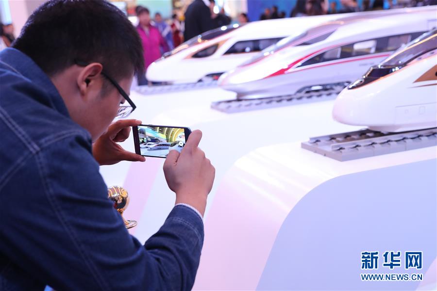 （十九大時(shí)光&middot;圖文互動(dòng)）（2）向著夢(mèng)想，奮進(jìn)！&mdash;&mdash;來(lái)自&ldquo;砥礪奮進(jìn)的五年&rdquo;大型成就展現(xiàn)場(chǎng)的報(bào)道 