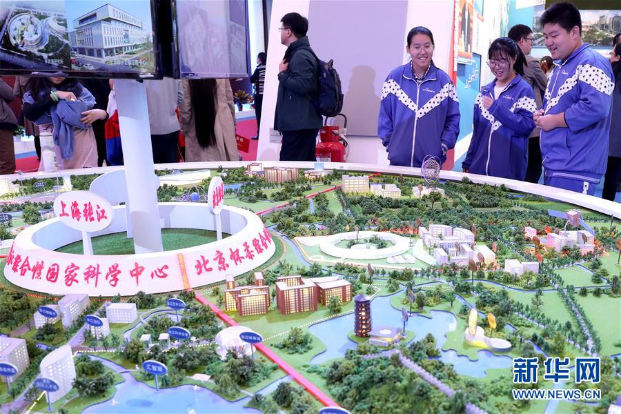 （十九大時(shí)光&middot;圖文互動(dòng)）（4）向著夢(mèng)想，奮進(jìn)！&mdash;&mdash;來(lái)自&ldquo;砥礪奮進(jìn)的五年&rdquo;大型成就展現(xiàn)場(chǎng)的報(bào)道 