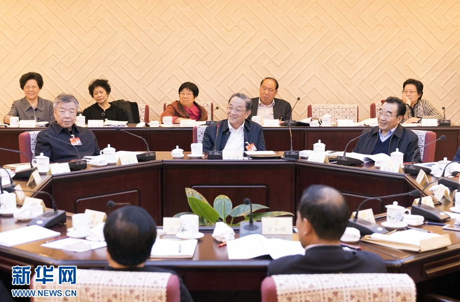10月30日,政協(xié)第十二屆全國委員會常務(wù)委員會第二十三次會議舉行分組討論,與會人員圍繞深入學(xué)習(xí)貫徹中共十九大精神認(rèn)真討論,積極建言獻(xiàn)策。全國政協(xié)主席俞正聲參加討論。新華社記者 丁海濤 攝 10月30日,政協(xié)第十二屆全國委員會常務(wù)委員會第二十三次會議舉行分組討論,與會人員圍繞深入學(xué)習(xí)貫徹中共十九大精神認(rèn)真討論,積極建言獻(xiàn)策。全國政協(xié)主席俞正聲參加討論。新華社記者 丁海濤 攝