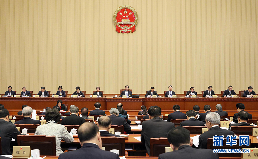 12月23日,十二屆全國人大常委會第三十一次會議在北京人民大會堂舉行第二次全體會議。張德江委員長出席。 新華社記者劉衛兵攝 12月23日,十二屆全國人大常委會第三十一次會議在北京人民大會堂舉行第二次全體會議。張德江委員長出席。 新華社記者劉衛兵攝