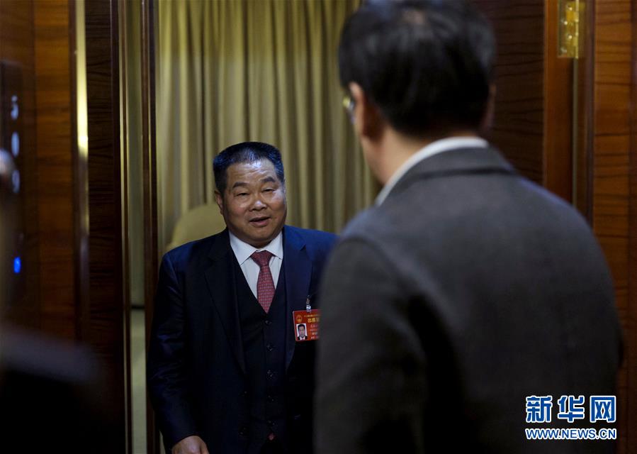 (兩會(huì)·圖文互動(dòng))(1)一場(chǎng)特殊的會(huì)客——人大代表“會(huì)見(jiàn)”國(guó)家發(fā)改委司長(zhǎng)