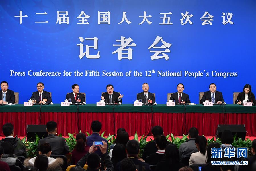 (兩會)(1)全國人大教科文衛(wèi)委主任委員柳斌杰等就“人大監(jiān)督工作”答記者問