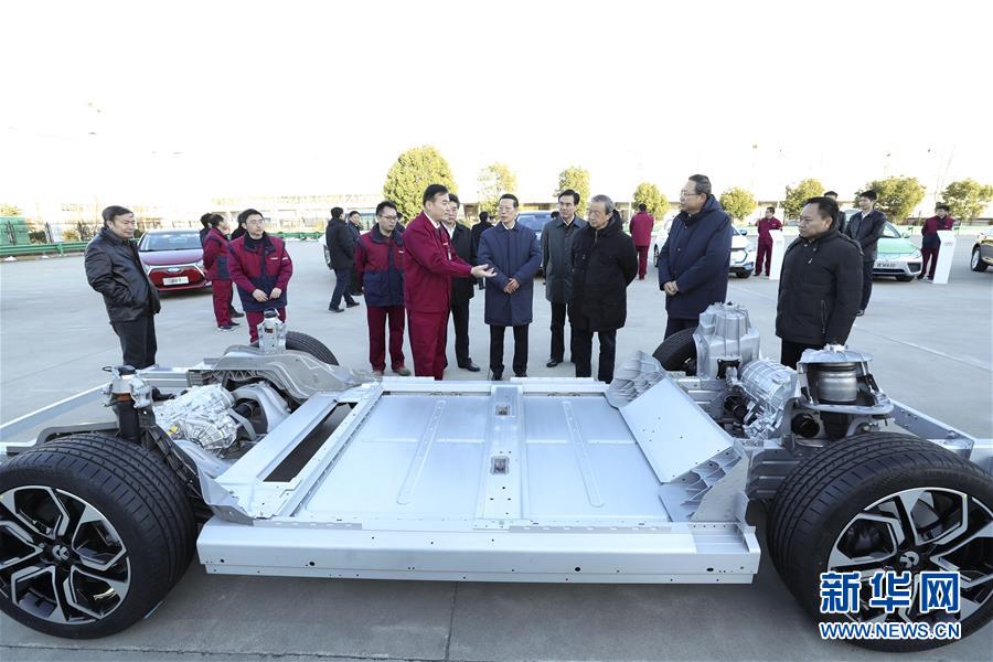 1月9日至10日,國務院副總理張高麗在安徽調研推動長江經濟帶發展工作。這是1月9日,張高麗在江淮汽車股份有限公司了解企業生產經營和參與國際產能合作情況。新華社記者 龐興雷 攝 1月9日至10日,國務院副總理張高麗在安徽調研推動長江經濟帶發展工作。這是1月9日,張高麗在江淮汽車股份有限公司了解企業生產經營和參與國際產能合作情況。新華社記者 龐興雷 攝