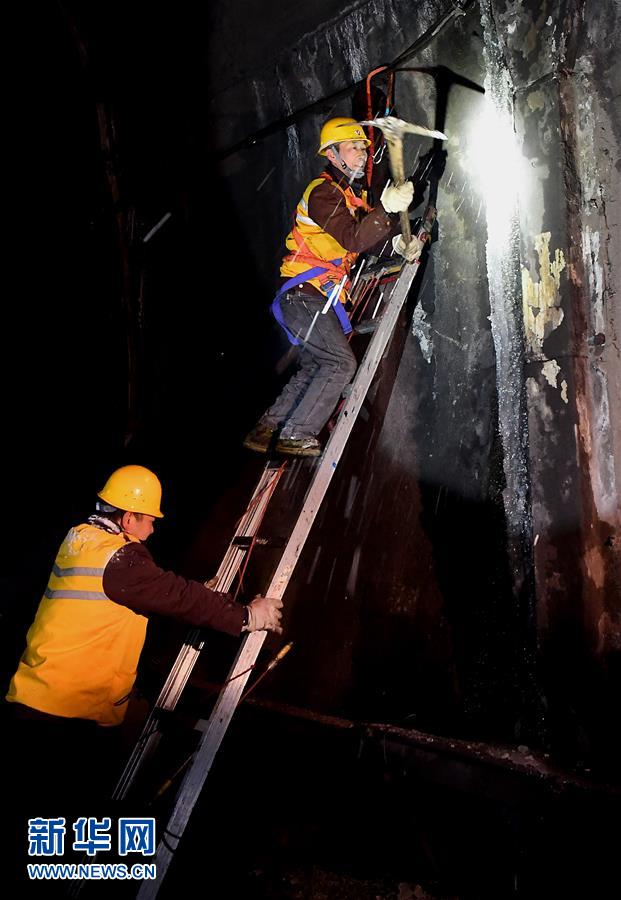 (走基層 聽(tīng)民聲)(4)鐵路守護(hù)者 隧道“打冰人”