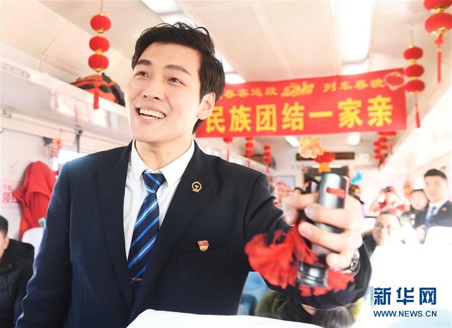 （新春走基層）（5）&ldquo;列車(chē)春晚&rdquo;歡樂(lè)回家路