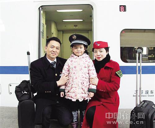 陳剛(左)、肖三英以及女兒陳昱彤的合照。經濟日報-中國經濟網記者 王軼辰攝