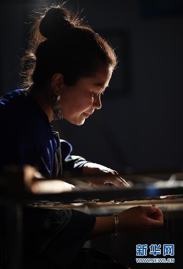 (圖片故事)(1)慈母手中線 繡得家團(tuán)圓