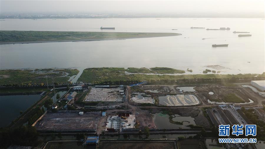 （新華視點(diǎn)&middot;圖文互動(dòng)）（6）中央督察兩年有的絲毫未改，有的不減反增&mdash;&mdash;江蘇泰興數(shù)萬噸化工廢料和污泥堆放長江邊調(diào)查