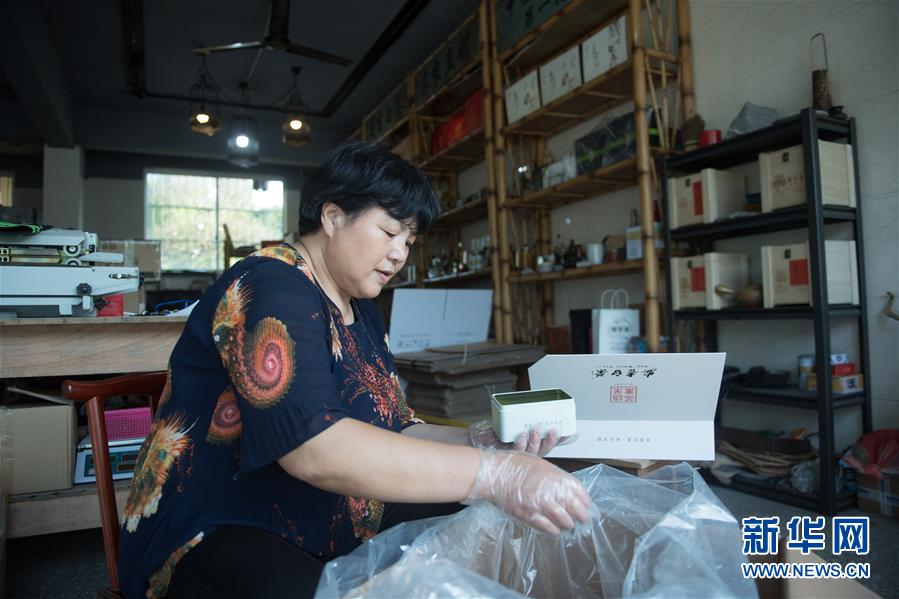 (新華全媒頭條·圖文互動)(8)安吉白茶奔向扶貧一線——浙江黃杜村農(nóng)民黨員先富幫后富向貧困地區(qū)捐贈“扶貧苗”