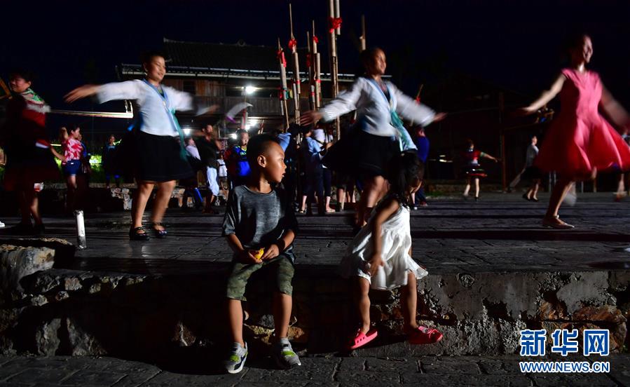 （社會）（7）苗山脫貧影像志&mdash;&mdash;把苗寨搬進景區 讓貧困戶住進城里