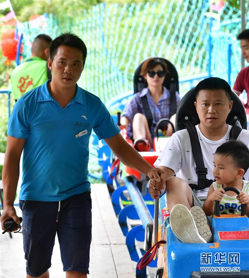 （社會(huì)）（9）苗山脫貧影像志&mdash;&mdash;把苗寨搬進(jìn)景區(qū) 讓貧困戶(hù)住進(jìn)城里