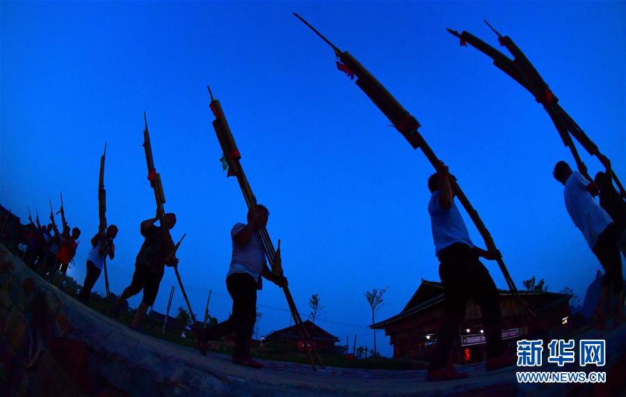 （社會）（11）苗山脫貧影像志&mdash;&mdash;把苗寨搬進景區 讓貧困戶住進城里