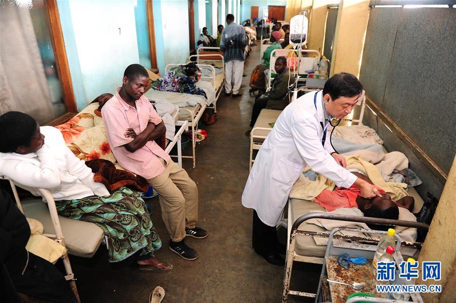 (新華全媒頭條·圖文互動(dòng))(8)以生命的名義——獻(xiàn)給首個(gè)“中國(guó)醫(yī)師節(jié)”