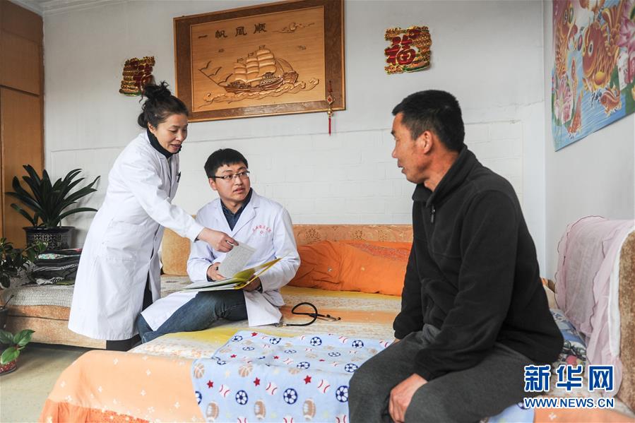 (新華全媒頭條·圖文互動(dòng))(10)以生命的名義——獻(xiàn)給首個(gè)“中國(guó)醫(yī)師節(jié)”