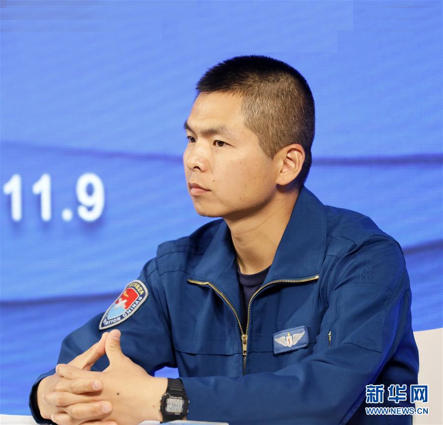 (圖文互動)(1)中國空軍新型戰機飛行員“論劍”珠海航展