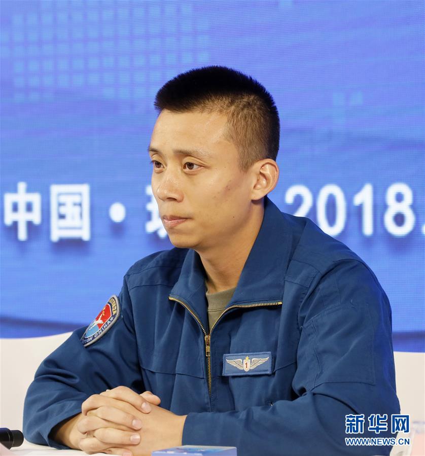 (圖文互動)(2)中國空軍新型戰機飛行員“論劍”珠海航展