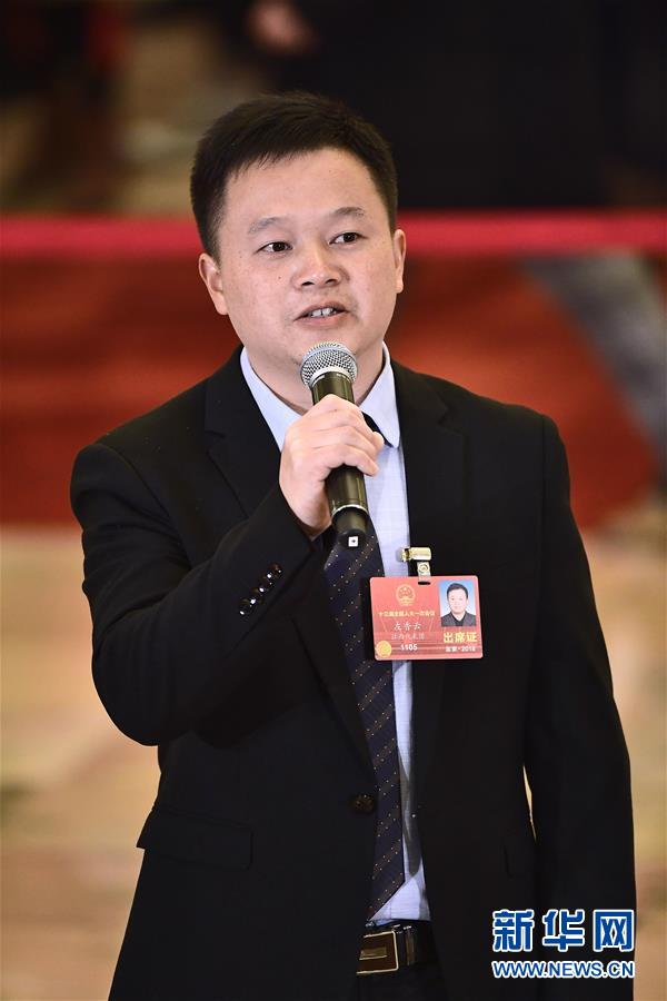 （兩會(huì)&middot;人大開(kāi)幕）（9）全國(guó)人大代表接受采訪(fǎng)