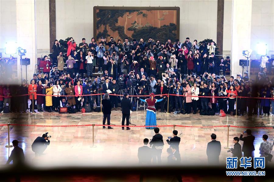 （兩會&middot;XHDW）（15）全國政協委員接受采訪