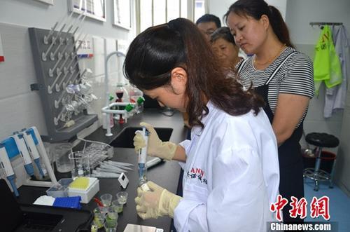 資料圖：工作人員根據(jù)消費(fèi)者要求現(xiàn)場檢驗(yàn)，共筑食品安全。<a target='_blank' ><p  align=