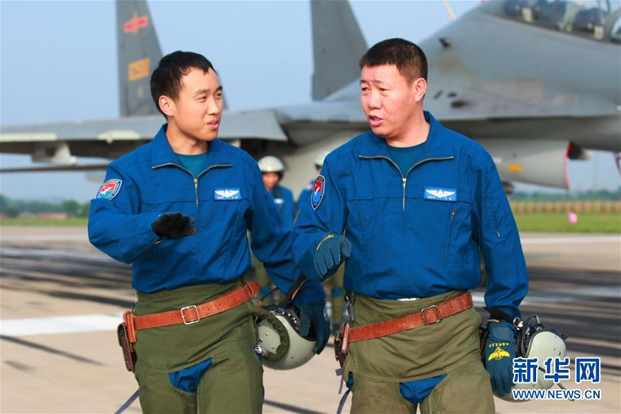 (新華全媒頭條·圖文互動)(3)戰鷹,為祖國奮飛——記空軍航空兵某旅旅長、特級飛行員郝井文