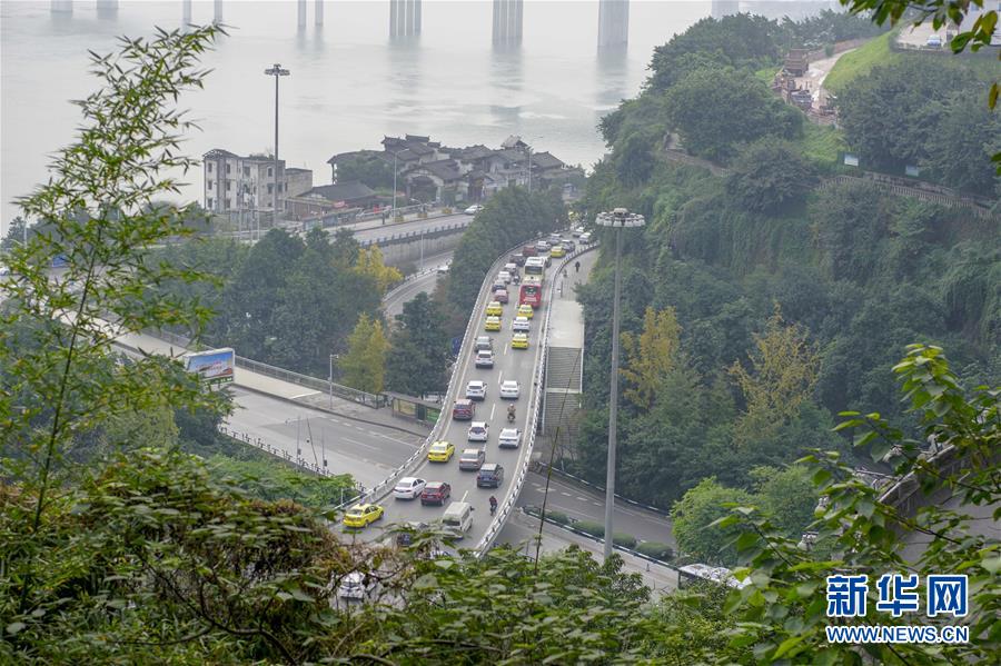 （在習近平新時代中國特色社會主義思想指引下&mdash;&mdash;新時代新作為新篇章&middot;圖文互動）（9）激活新動能 崛起新高地 塑造山水城&mdash;&mdash;重慶推動高質(zhì)量發(fā)展觀察