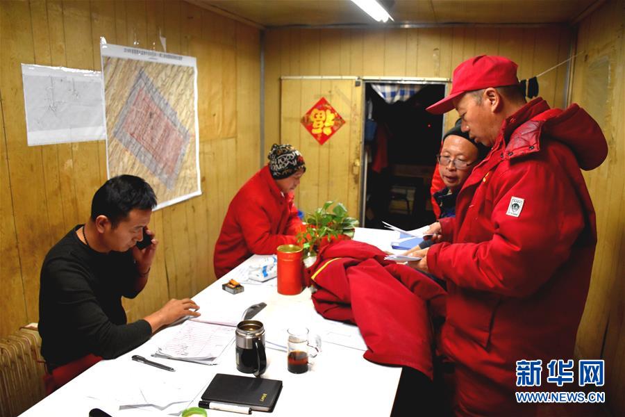 (新春走基層·圖文互動)(4)走進塔克拉瑪干:探訪沙漠物探人