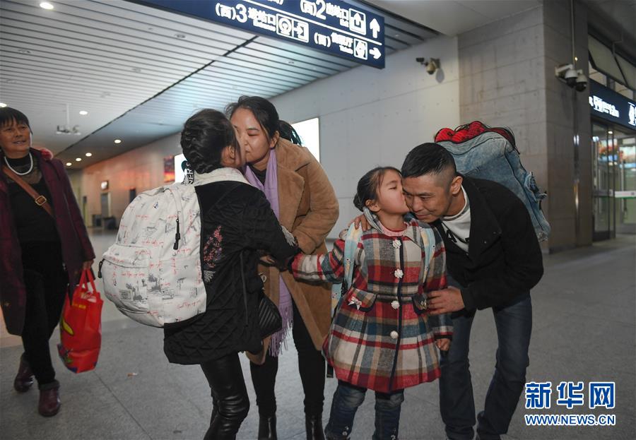(新華全媒頭條·春運(yùn)高峰·圖文互動)(8)感受春運(yùn)新變化