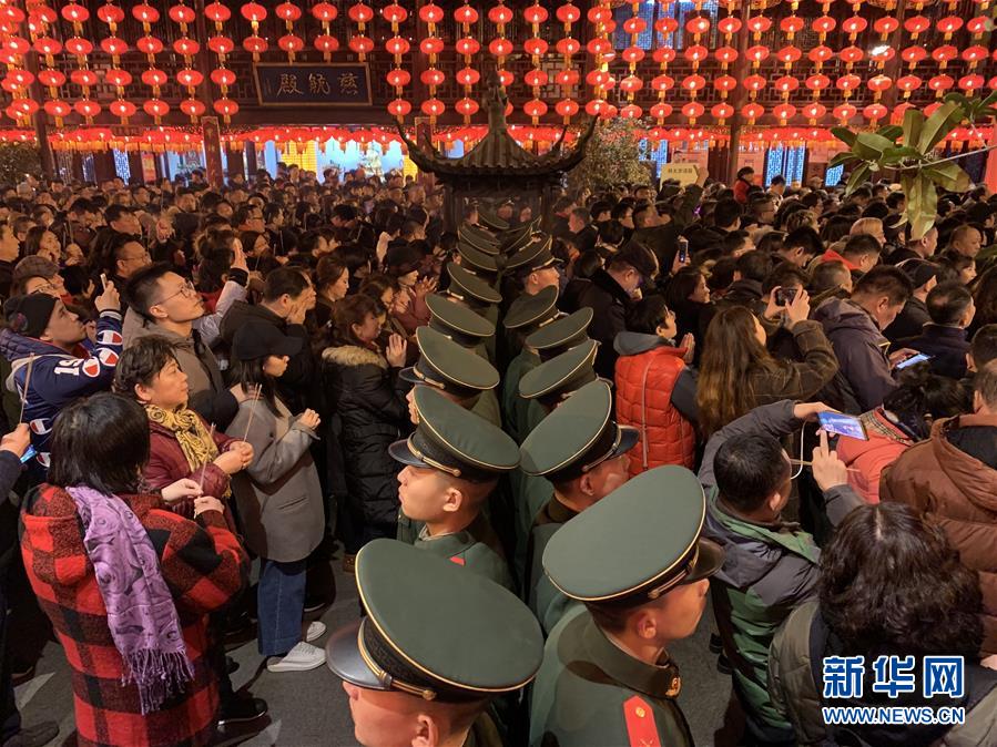 (新華全媒頭條·圖文互動(dòng))(6)向祖國(guó)報(bào)告:我在戰(zhàn)位守萬(wàn)家團(tuán)圓——解放軍和武警部隊(duì)新春佳節(jié)備戰(zhàn)執(zhí)勤記事