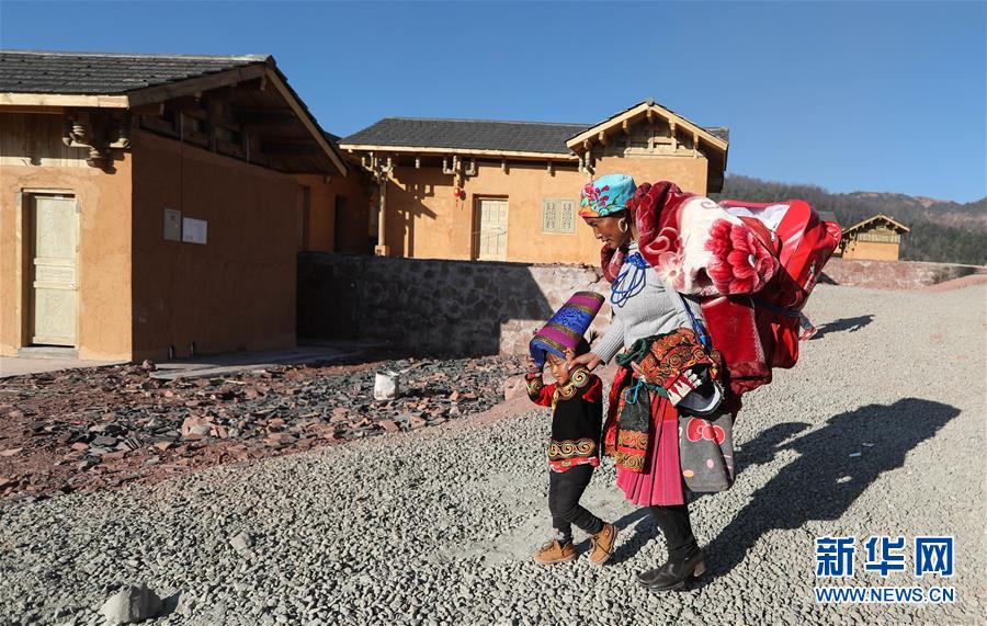 (兩會前夕看落實·圖文互動)(5)“飛針走線”“繡”出小康畫卷——四川落實習近平總書記全國兩會重要講話精神紀實