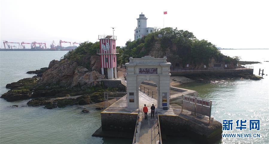 (新華全媒頭條·圖文互動)(1)守望——記舢舨洲“島主”黃燦明一門四代航標(biāo)工