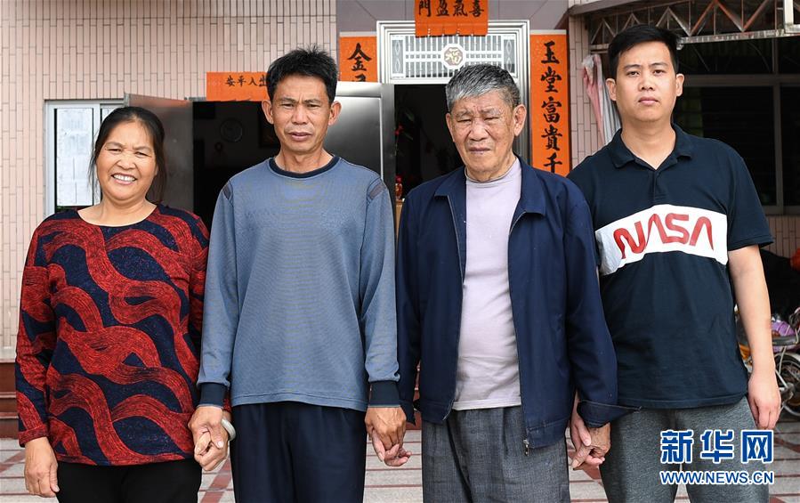 (新華全媒頭條·圖文互動)(9)守望——記舢舨洲“島主”黃燦明一門四代航標(biāo)工