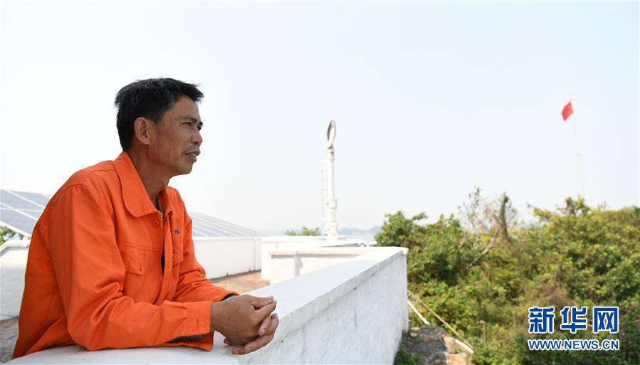 (新華全媒頭條·圖文互動)(3)守望——記舢舨洲“島主”黃燦明一門四代航標(biāo)工